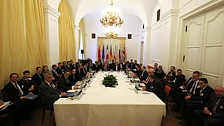 الأمينة العامة لجهاز العمل الخارجي في الاتحاد الأوروبي هيلغا شميد مع نائب وزير الخارجية الإيراني عباس عراقجي خلال اجتماع ثنائي في فيينا/ 2020/02/26
