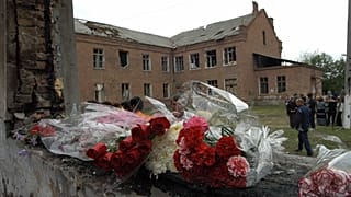 Цветы у школы №1 в Беслане, 5 сентября 2004