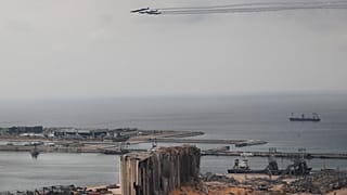 مقاتلات فرنسية تحلق فوق موقع انفجار 4 أغسطس الذي ضرب مرفأ في بيروت، الثلاثاء 1 سبتمبر