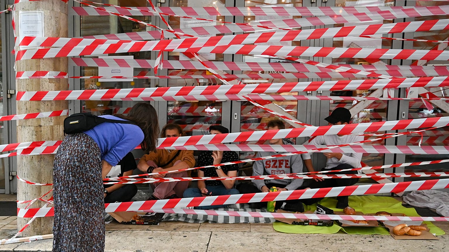 Des étudiants bloquent l'entrée de l'Université d'arts dramatique et cinématographique (SZFE) à Budapest le 1 septembre 2020