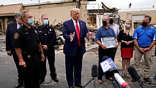 Donald Trump se dirige a la prensa junto a un local destruido en Kenosha