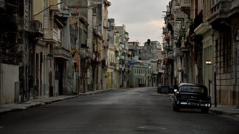 Las calles de La Habana, desiertas por el toque de queda