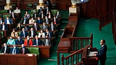 رئيس الوزراء التونسي المكلف هشام المشيشي يلقي خطابه في البرلمان قبل التصويت على الثقة
