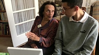 La sonrisa del recuerdo tras la liberación de Auschwitz