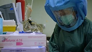 In leggero aumento da lunedì, i ricoveri in terapia intensiva hanno superato in Italia la psicologica "quota 100"