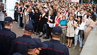 Diákok és tanárok százai néznek szembe a rendőrökkel Minszkben