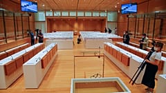 Visita de periodistas a la sala de audiencias del Tribunal Especial de París este 27 de agosto