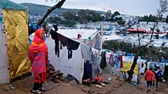 Moria kampının çevresinde çadır kuran mülteciler