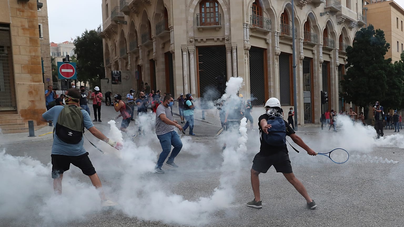 جانب من مظاهرة مناهضة للحكومة اللبنانية بالقرب من ساحة البرلمان في بيروت، الثلاثاء 1 سبتمبر 2020