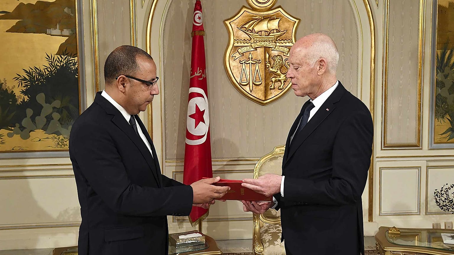 الرئيس التونسي قيس سعيد ورئيس الوزراء الجدي هشام المشيشي، قصر قرطاج،  25 يوليو 2020