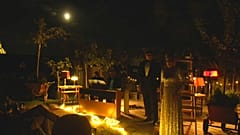 Adam Plachetka und Katerina Knezikova geben ein Konzert auf einer Dachterrasse in Prag