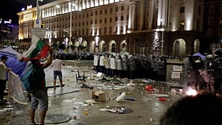 Tracce di scontri fuori dal Parlamento di Sofia. 