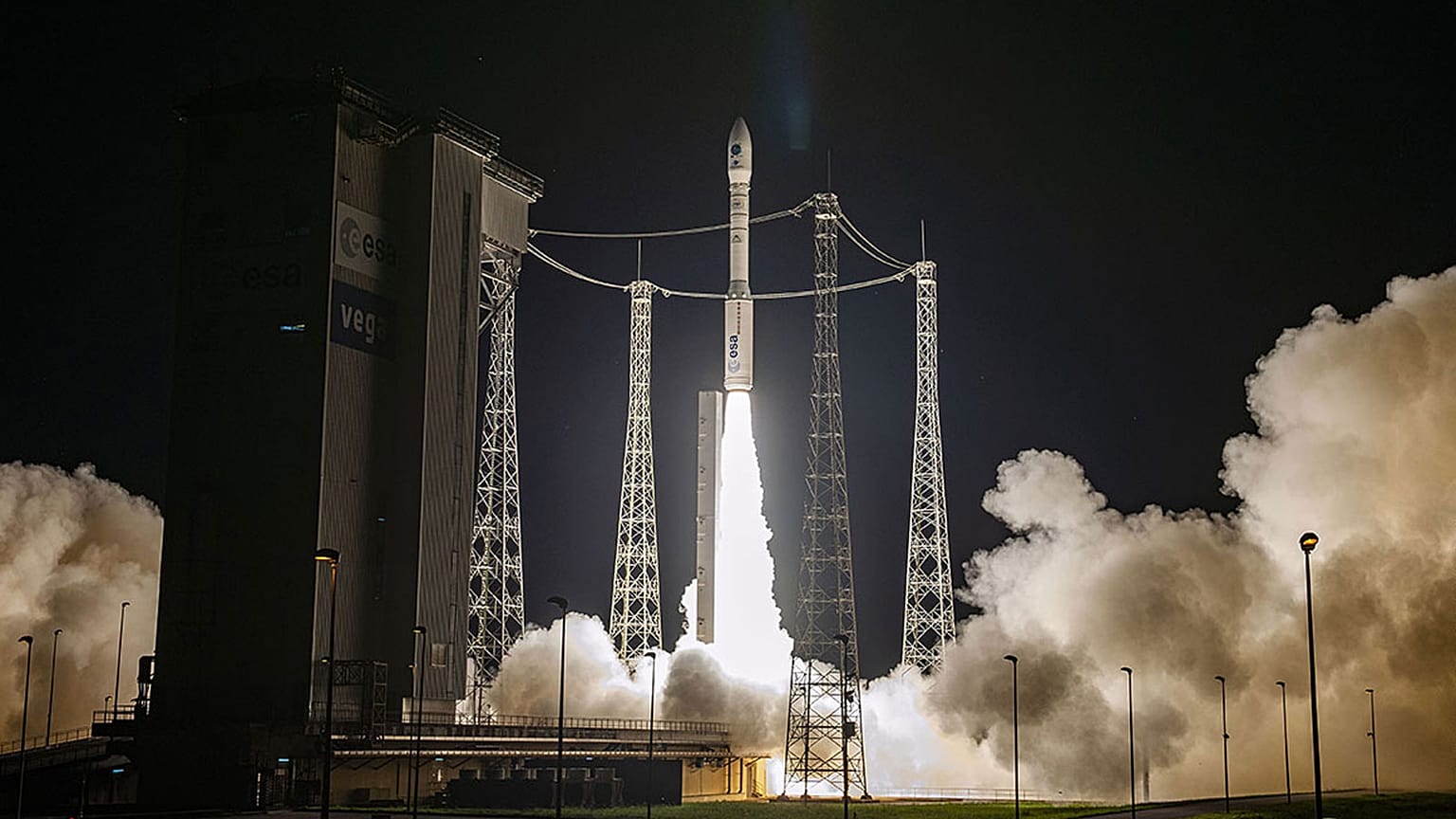 Décollage de la fusée Vega depuis le pas de tir de Kourou en Guyane, le 3 novembre 2020