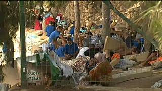 Migrantes de Lampedusa transferidos para navios