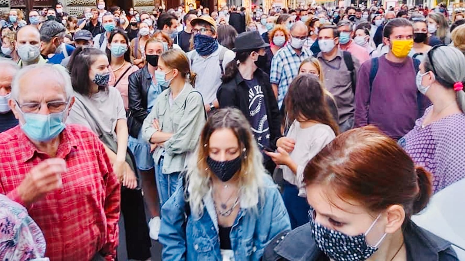 Tüntetés az SZFE Vas utcai épülete előtt, 2020. szeptember 2.