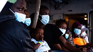 Hotspot auf Lampedusa: Migranten werden auf fünf Schiffe umquartiert