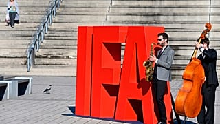 Musiker vor der Messehalle