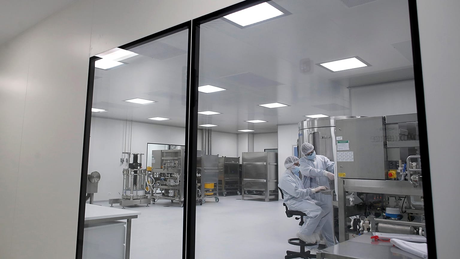 Laboratuvarda aşı üzerine çalışan araştırmacılar