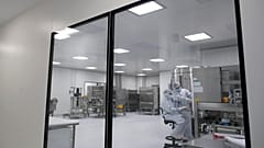 Laboratuvarda aşı üzerine çalışan araştırmacılar