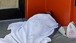 Ένας άστεγος άντρας