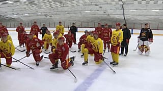Хоккеисты "Йокерит" на тренировке. 