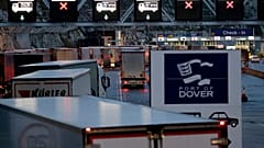 Camions arrivant pour embarquer sur les ferries le matin après le Brexit qui a eu lieu, au port de Douvres, en Angleterre, le samedi 1er février 2020.