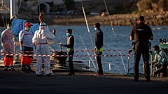 Toma de temperaturas en el muelle de Arguineguín, Gran Canaria de un grupo de menores migrantes rescatados.