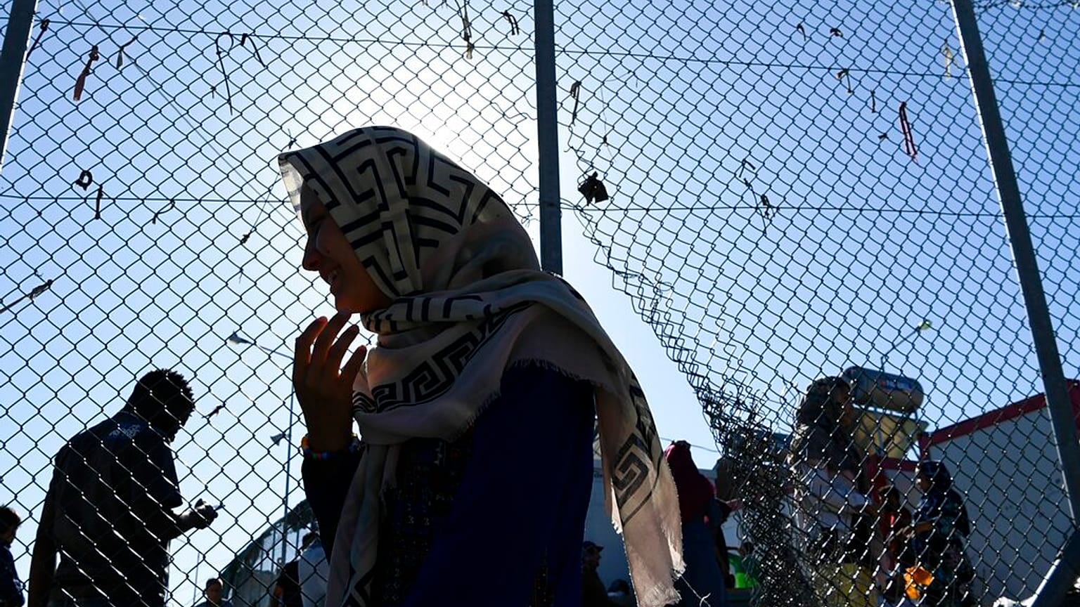 Μια γυναίκα βγαίνει από τον καταυλισμό της Μόριας
