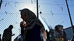 Μια γυναίκα βγαίνει από τον καταυλισμό της Μόριας