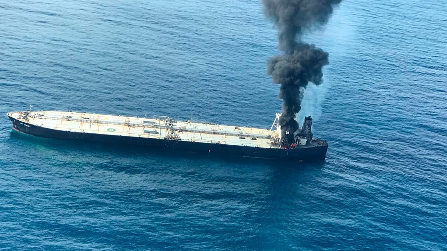 De la fumée s'élève après qu'un incendie se soit déclaré sur un pétrolier immatriculé au Panama, photo prise le 3 septembre 2020