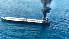 De la fumée s'élève après qu'un incendie se soit déclaré sur un pétrolier immatriculé au Panama, photo prise le 3 septembre 2020