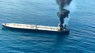 De la fumée s'élève après qu'un incendie se soit déclaré sur un pétrolier immatriculé au Panama, photo prise le 3 septembre 2020