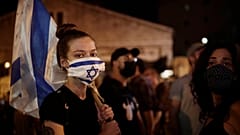 İsrail'de maske takan protestocular 