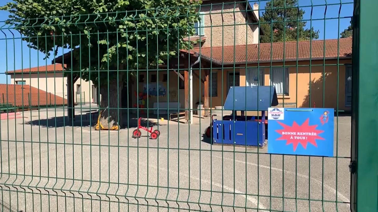 Iskolabezárásokkal indul a francia tanév