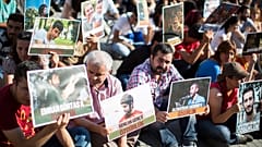 صورة من الأرشيف -أفراد عائلات أشخاص تم اعتقالهم خلال إحتجاجات 