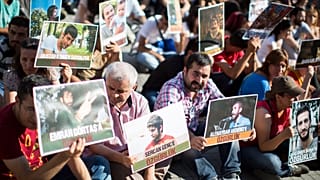 صورة من الأرشيف -أفراد عائلات أشخاص تم اعتقالهم خلال إحتجاجات