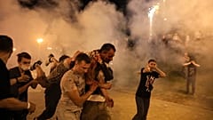 Протестующие уносят раненного в результате противостояния с милицией в Минске 10 августа 2020