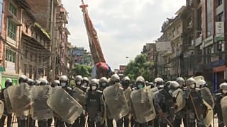 Nepal'de Covid-19 önlemleri protesto edildi 
