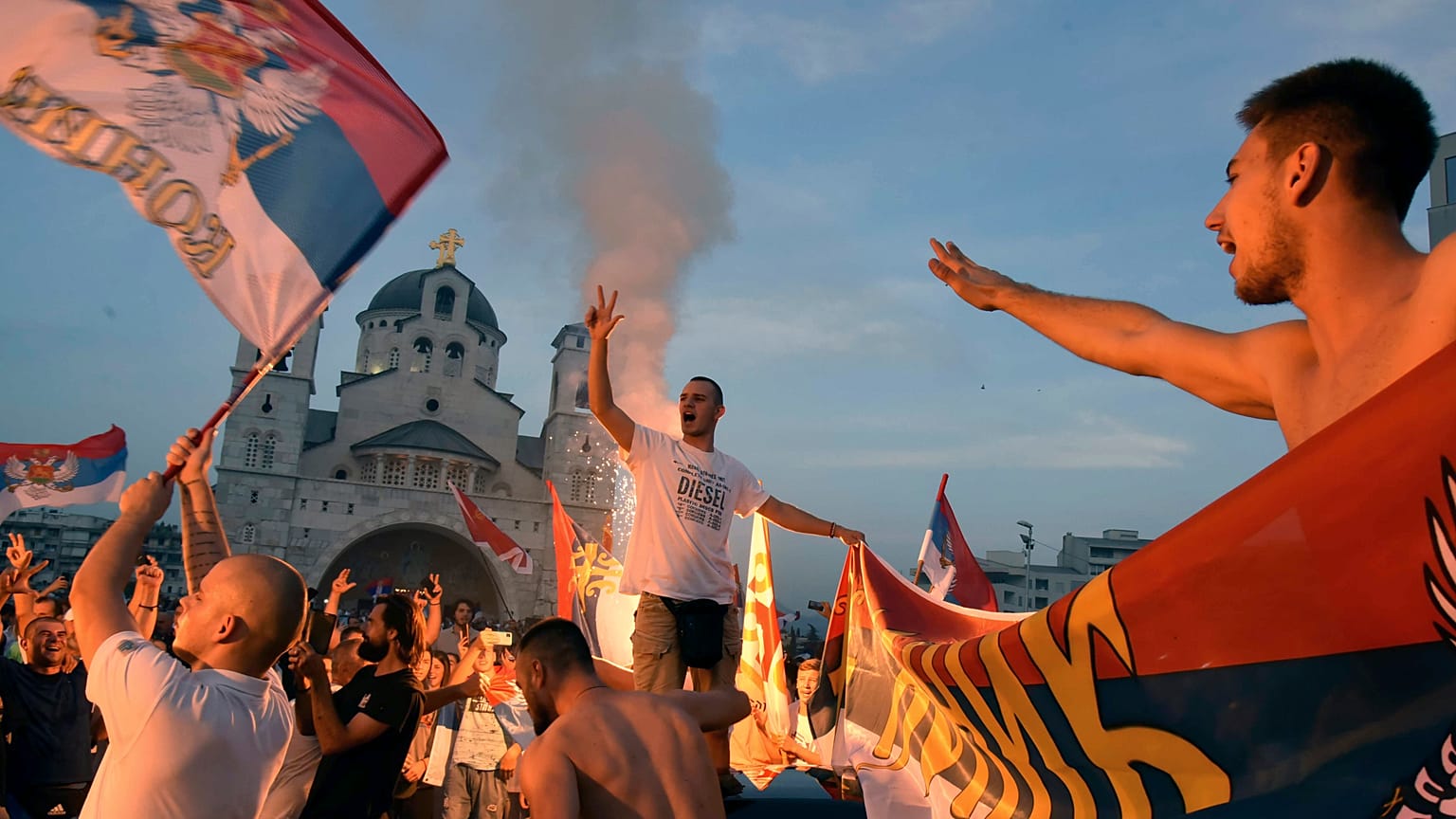 I sostenitori dell'opposizione celebrano i risultati delle elezioni al di fuori della Chiesa serbo-ortodossa della Risurrezione di Cristo a Podgorica, Montenegro