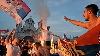 I sostenitori dell'opposizione celebrano i risultati delle elezioni al di fuori della Chiesa serbo-ortodossa della Risurrezione di Cristo a Podgorica, Montenegro