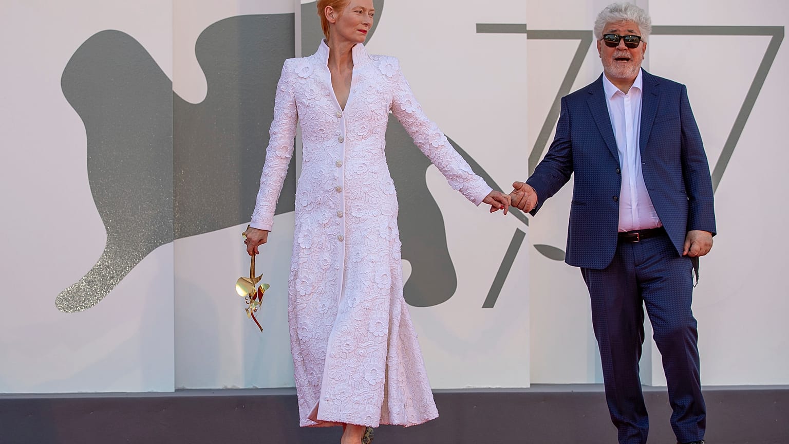 Tilda Swinton y Pedro Almodóvar en la Mostra de Venecia