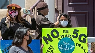 Residenti locali e attivisti anti-5G manifestano per opporsi alla costruzione di ripetitori nel quartiere Boyle Heights a Los Angeles, sabato 2 maggio 2020