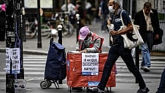 An announcement on the mandatory use of face masks on the streets of Paris on September 1, 2020.