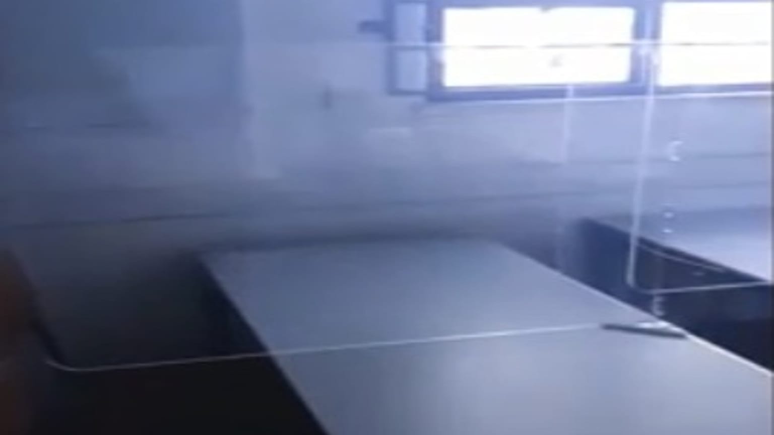 ΠΛΕΞΙΓΚΛΑΣ ΣΤΑ ΘΡΑΝΙΑ