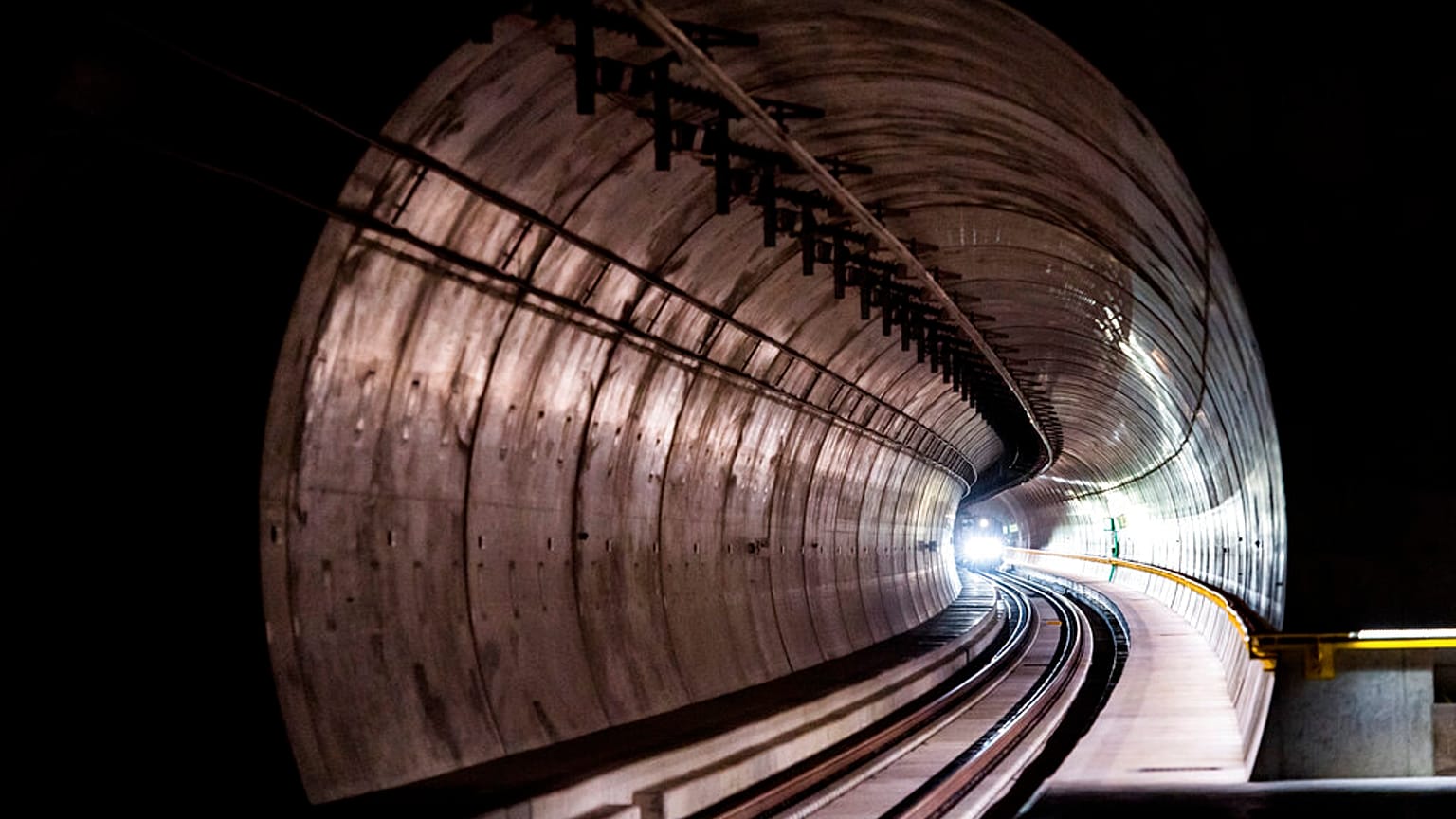 Suiza inaugura el túnel del Ceneri