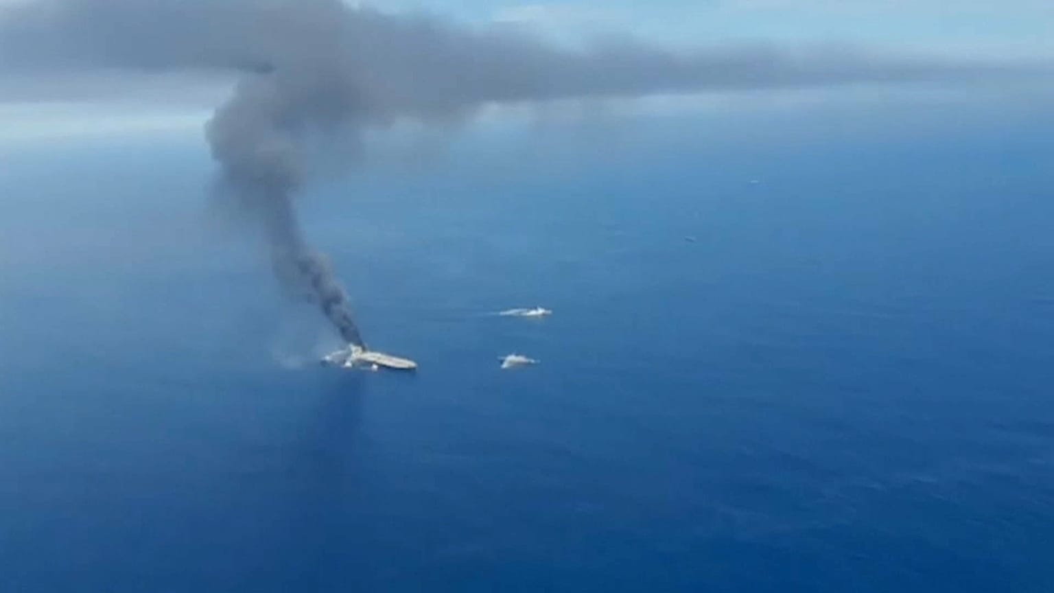 El incendio de un petrolero hace temer otra marea negra en el Índico