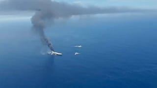 El incendio de un petrolero hace temer otra marea negra en el Índico