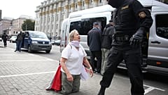 Une femme se dispute avec un policier lors d'une manifestation à Minsk, au Bélarus, le mardi 1er septembre 2020.