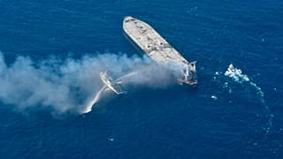 Pétrolier en feu dans l'océan Indien, crainte d'une marée noire