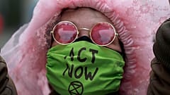 Aktivisten von Extinction Rebellion blockierten zwei Großdruckereien in England